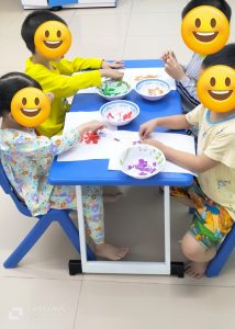 Bé rèn kỹ năng vận động tinh và tương tác nhóm