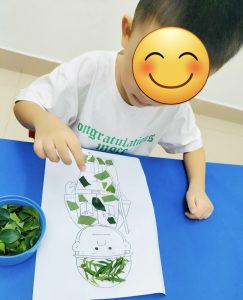 Bé rèn kỹ năn vận động tinh